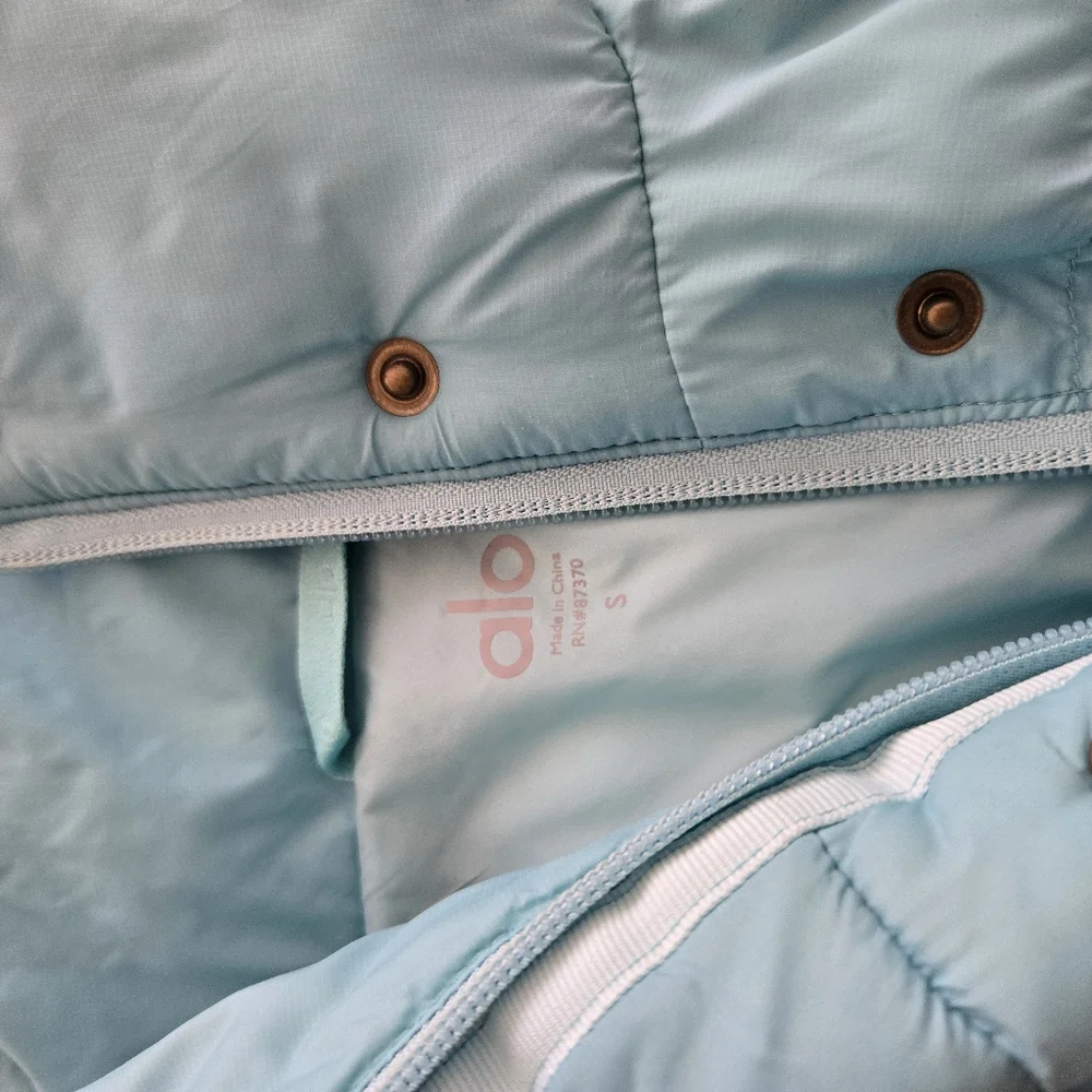 Alo Yoga Gold Rush Puffer Jacket Coat in Blue Quartz size SMALL